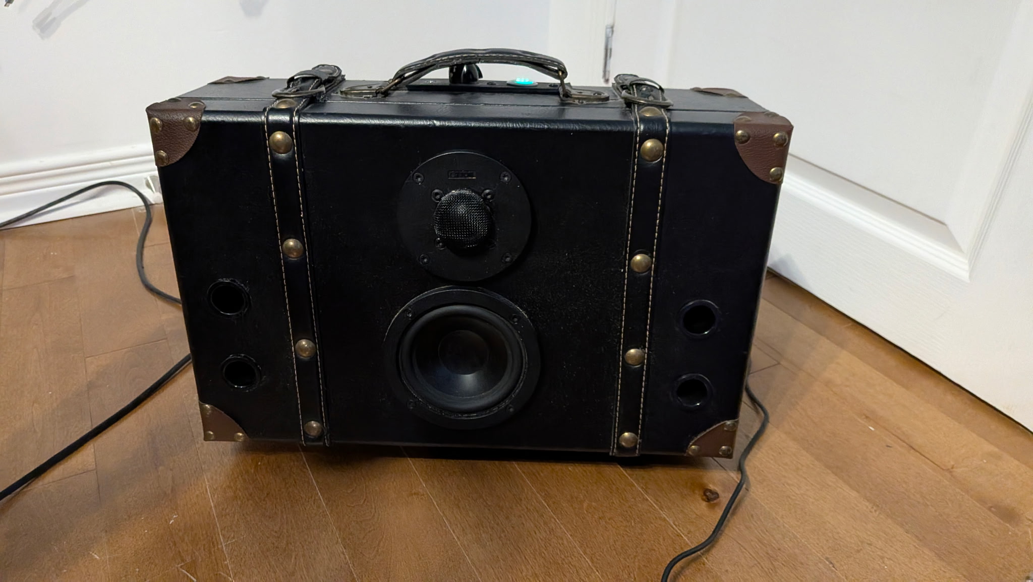 Suitcase speaker